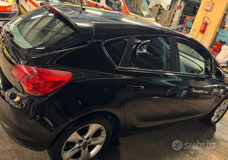 Usata Opel Astra Cosmo 120 CV (88 kW) 2010 Nero Berlina