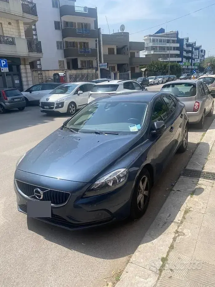 Usata Volvo V40 120 CV (88 kW) 2017 Blu Berlina