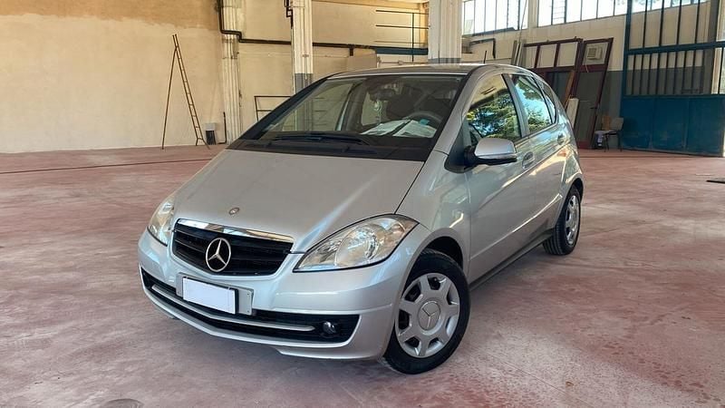 Argento Usata 2012 Mercedes A150 Executive Tre volumi | 5200 € - Immagine 1/4