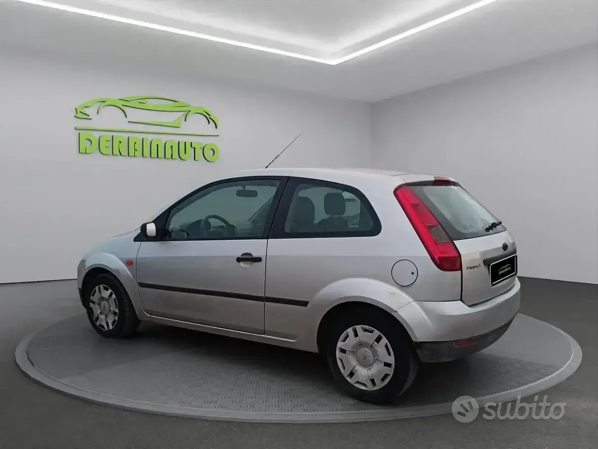 Usata Ford Fiesta Ghia 68 CV (50 kW) 2004 Grigio Utilitaria