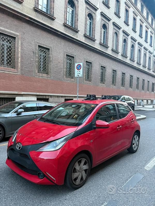 Usata Toyota Aygo 68 CV (50 kW) 2014 Rosso Utilitaria