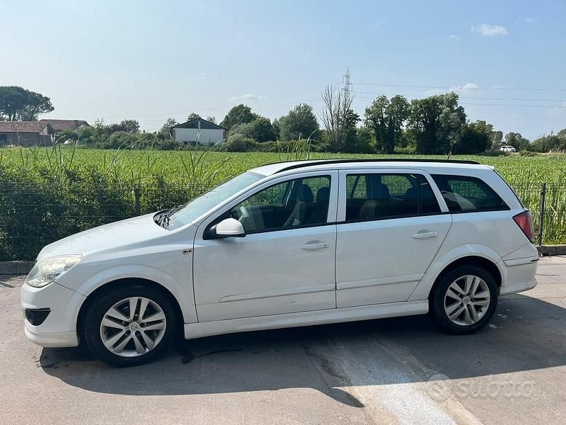 Usata Opel Astra 90 CV (66 kW) 2007 Bianco Station wagon