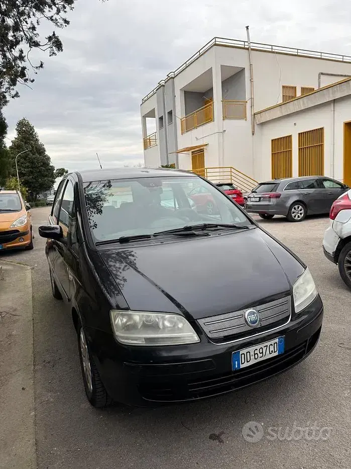 Käytetty Fiat Idea Dynamic 69 HP (50 kW) 2006 Musta Tila-auto