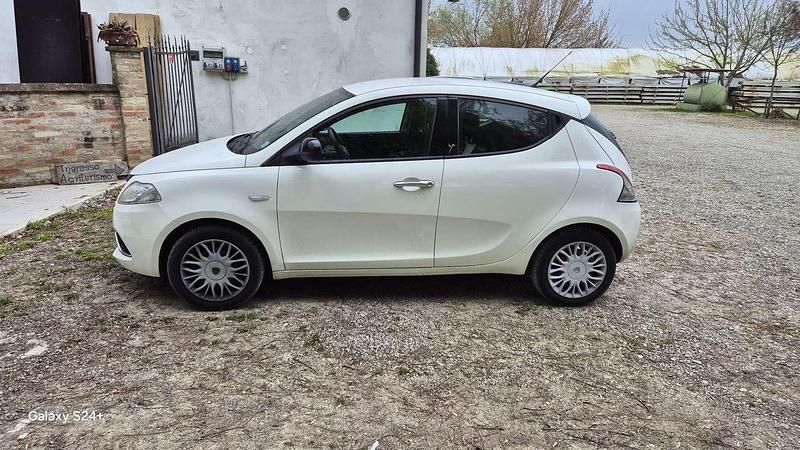 Usata Lancia Ypsilon Gold 69 CV (50 kW) 2016 Utilitaria
