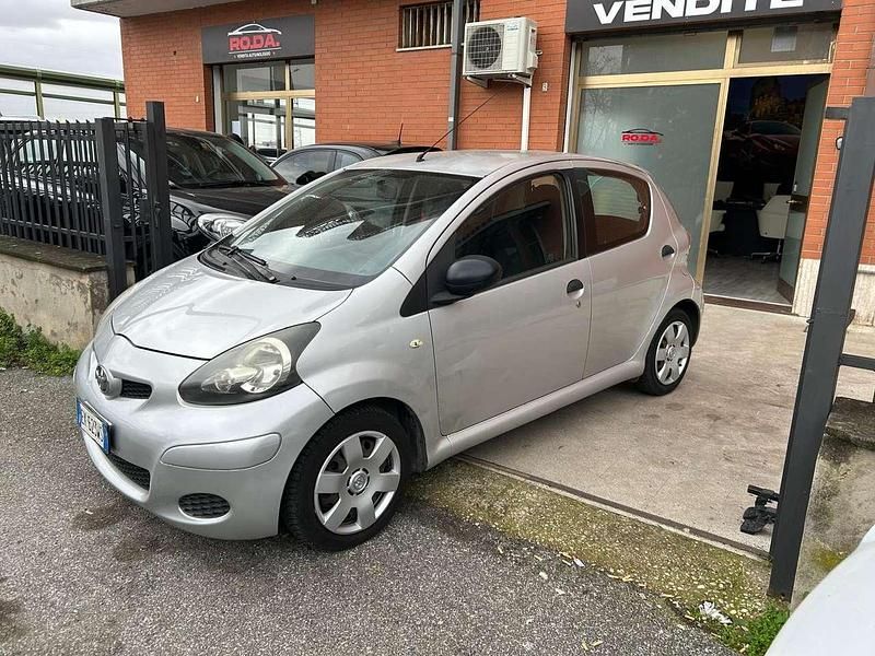 Usata Toyota Aygo Sol 68 CV (50 kW) 2011 Argento Utilitaria