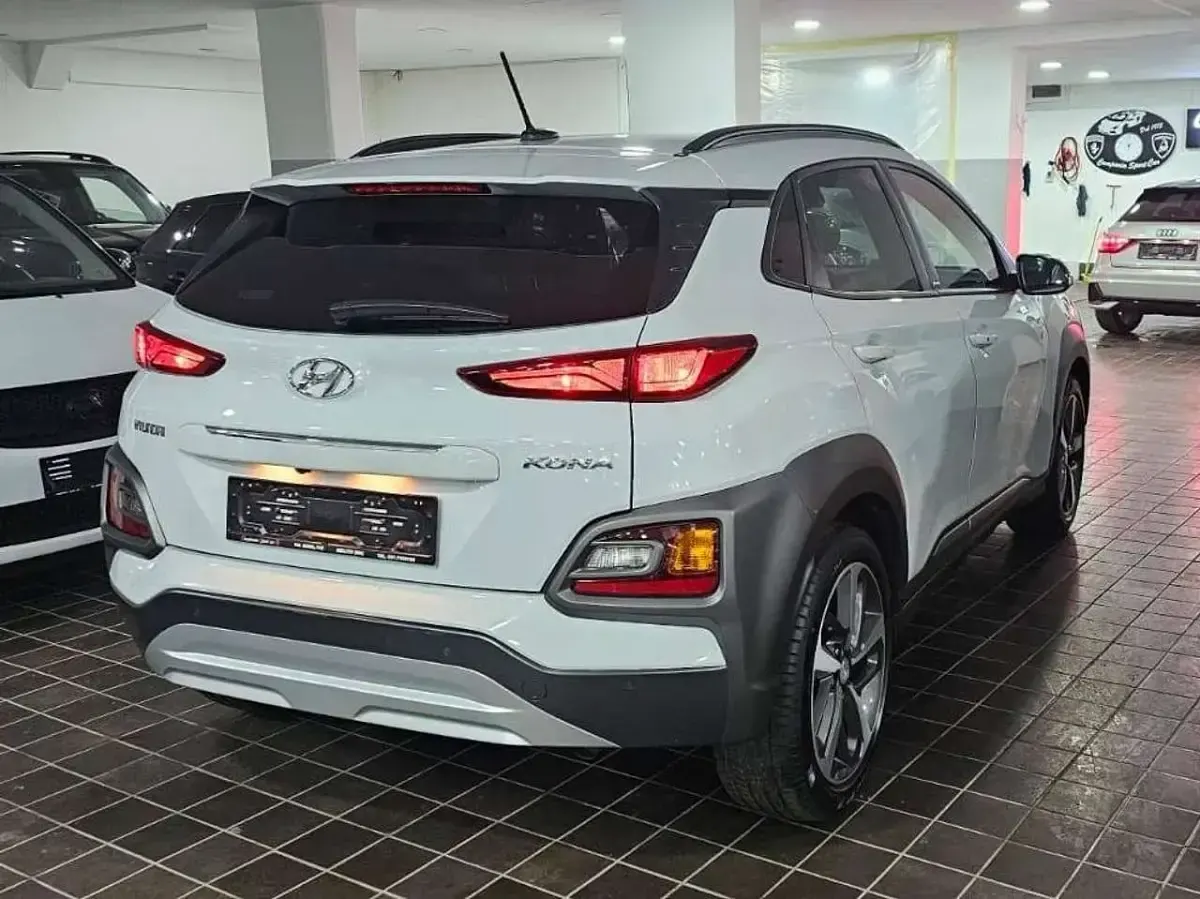 Usata Hyundai Kona Xpossible 101 CV (74 kW) 2020 Dark metal white SUV