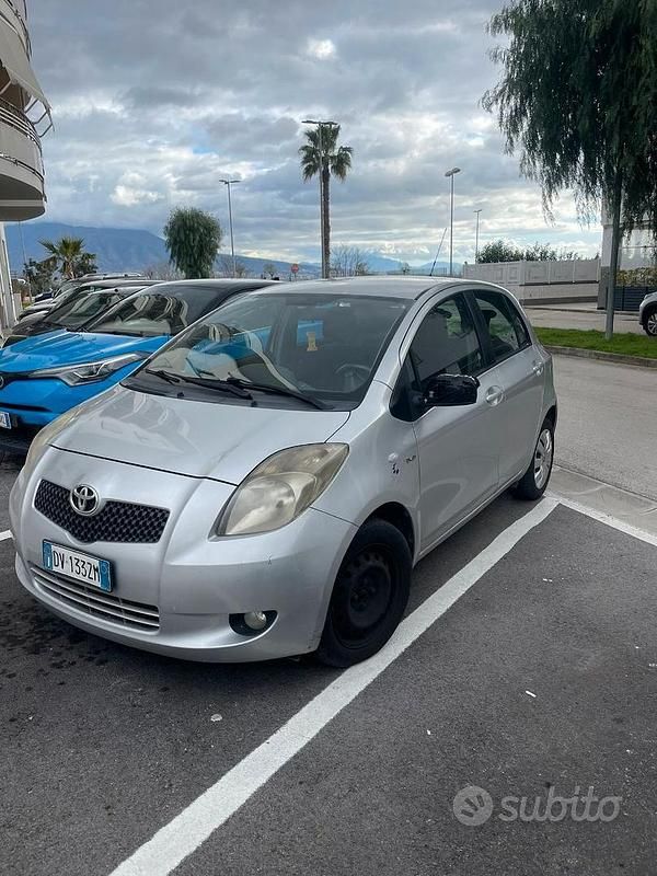 Usata Toyota Yaris 90 CV (66 kW) 2009 Grigio Utilitaria