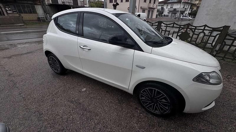 Usata Lancia Ypsilon Silver 69 CV (50 kW) 2018 Utilitaria