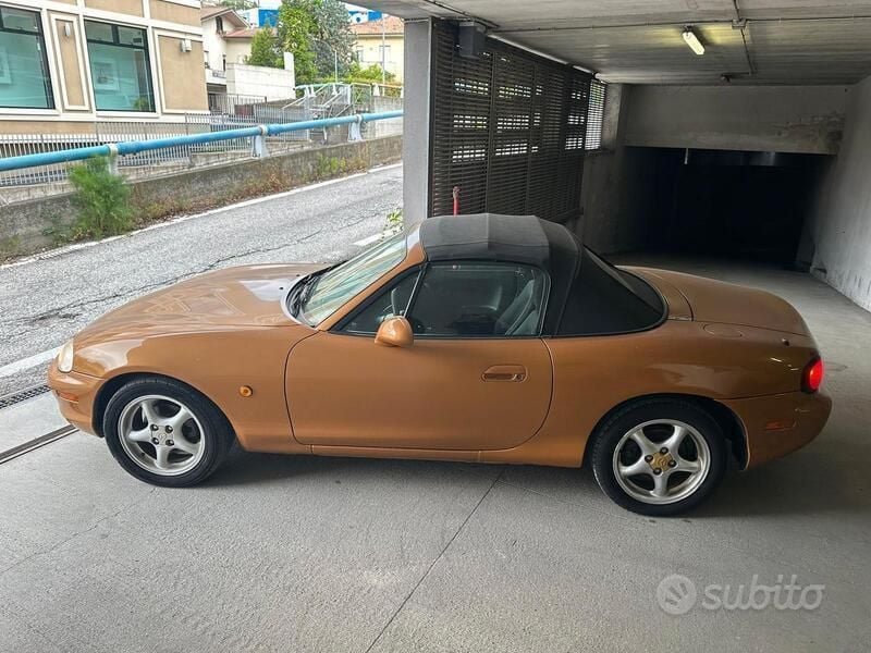 Usata Mazda MX5 110 CV (80 kW) 1998 Arancione Cabrio