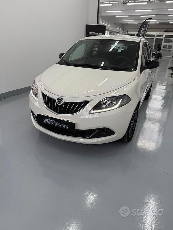Usata Lancia Ypsilon Gold 69 CV (50 kW) 2024 Blu Utilitaria