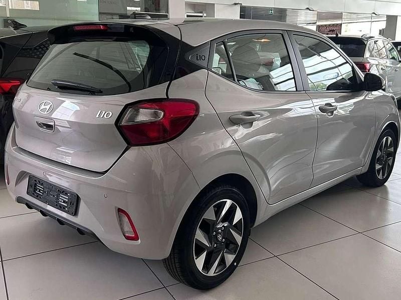 Nuova Hyundai i10 63 CV (46 kW) 2025 Grigio chiaro Utilitaria