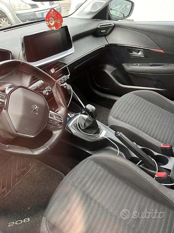 Usata Peugeot 208 68 CV (50 kW) 2021 Nero Utilitaria