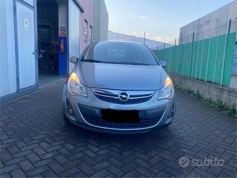 Grigio Usata 2011 Opel Corsa Tre volumi | 3800 € (Buon prezzo) - Immagine 1/4