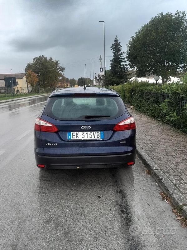 Usata Ford Focus 105 CV (77 kW) 2011 Blu Berlina