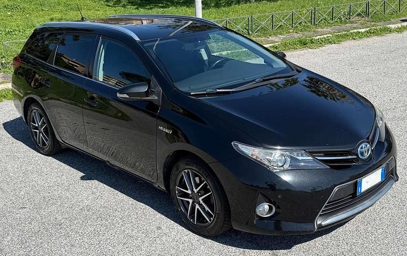 Second-hand Toyota Auris Hybrid Active 99 CP (72 kW) 2015 Negru Break
