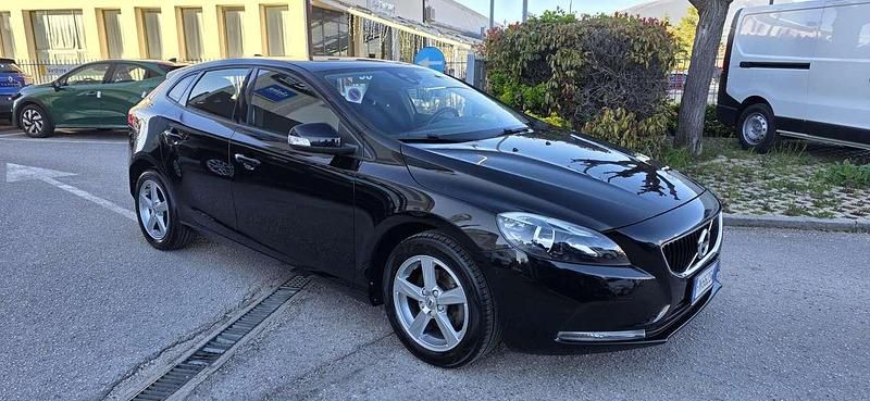 Usata Volvo V40 Kinetic 120 CV (88 kW) 2018 Nero Berlina