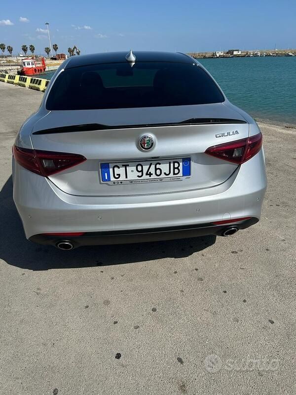Usata Alfa Romeo Giulia 180 CV (132 kW) 2018 Grigio Berlina