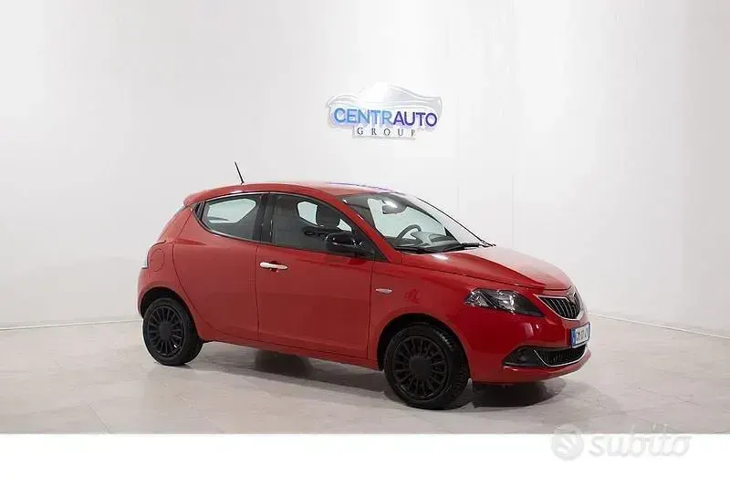 Usata Lancia Ypsilon Silver 69 CV (50 kW) 2023 Rosso Utilitaria