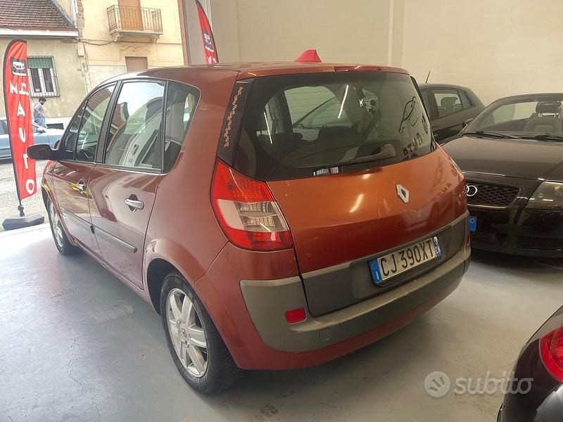 Usata Renault Scénic II 104 CV (76 kW) 2006 Rosso Monovolume