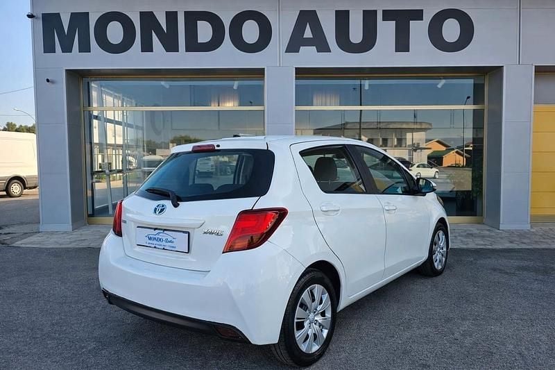Usata Toyota Yaris Hybrid Active 73 CV (53 kW) 2017 Bianco Berlina