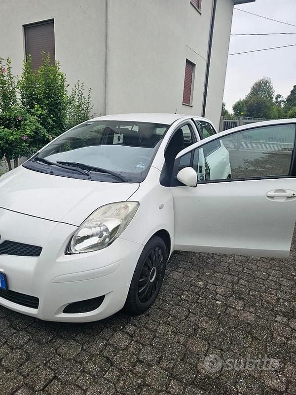 Usata Toyota Yaris 69 CV (50 kW) 2009 Bianco Berlina