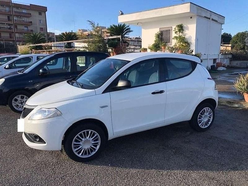 Usata Lancia Ypsilon 71 CV (52 kW) 2019 Bianco Utilitaria