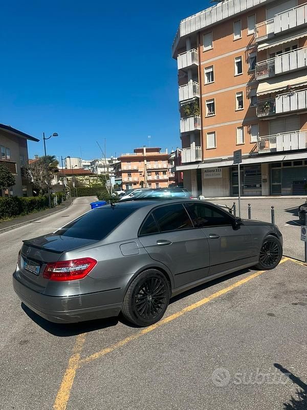 Usata Mercedes E250 Premium 277 CV (203 kW) 2009 Grigio Berlina