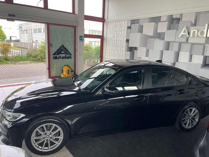 Usata BMW 320 Sport Line 190 CV (139 kW) 2022 Saphireschwrz metallizzato Berlina