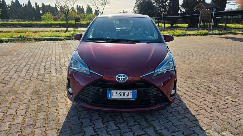 Usata Toyota Yaris Hybrid Trend 73 CV (53 kW) 2018 Rosso Berlina