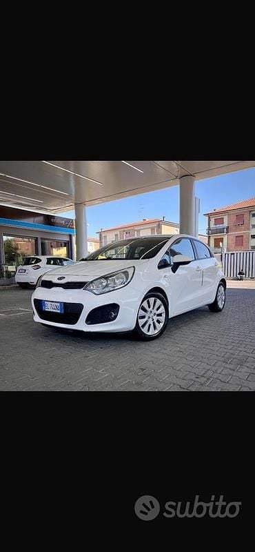 Usata Kia Rio 90 CV (66 kW) 2012 Bianco Berlina