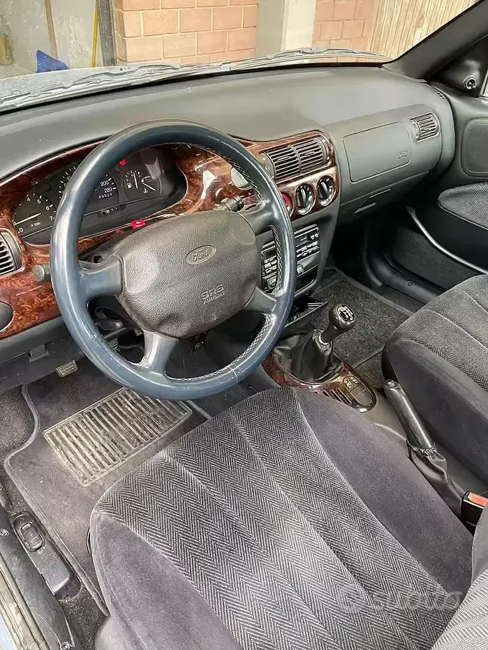 Usata Ford Escort 88 CV (64 kW) 1995 Grigio Berlina