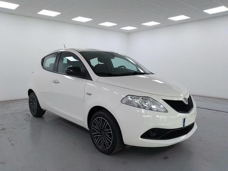 Usata Lancia Ypsilon Gold 69 CV (50 kW) 2020 Bianco Utilitaria