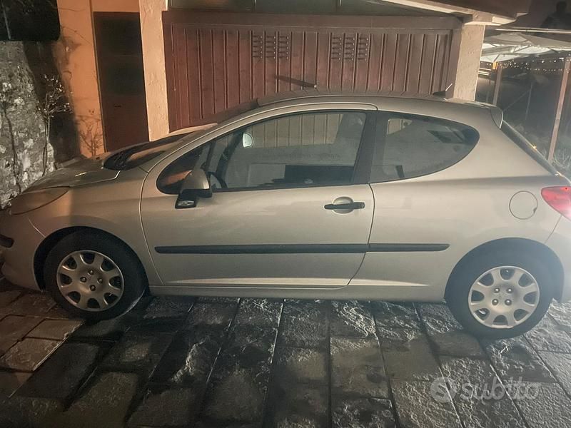 Grigio Usata 2007 Peugeot 207 Due volumi | 2100 € (Buon prezzo) - Immagine 1/4