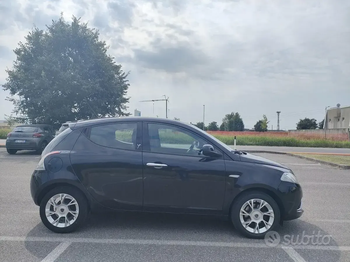 Usata Lancia Ypsilon Gold 69 CV (50 kW) 2016 Nero Utilitaria