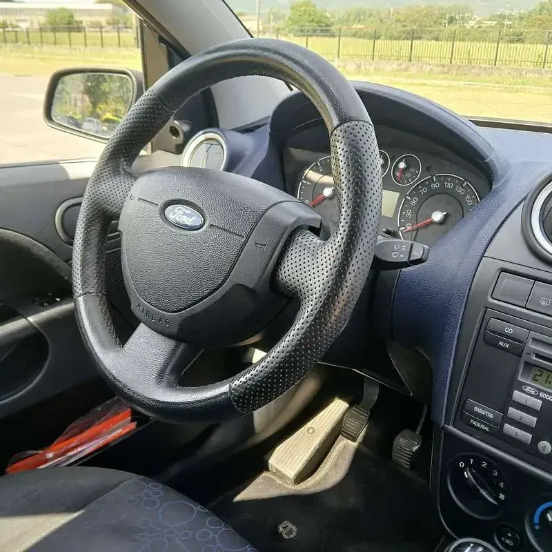 Usata Ford Fiesta Titanium 68 CV (50 kW) 2005 Blu/azzurro Utilitaria