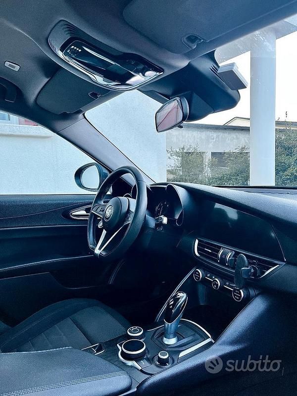 Usata Alfa Romeo Giulia 150 CV (110 kW) 2016 Blu Berlina