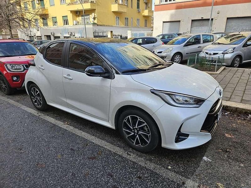 Usata Toyota Yaris Hybrid Style 92 CV (67 kW) 2022 Bianco Berlina