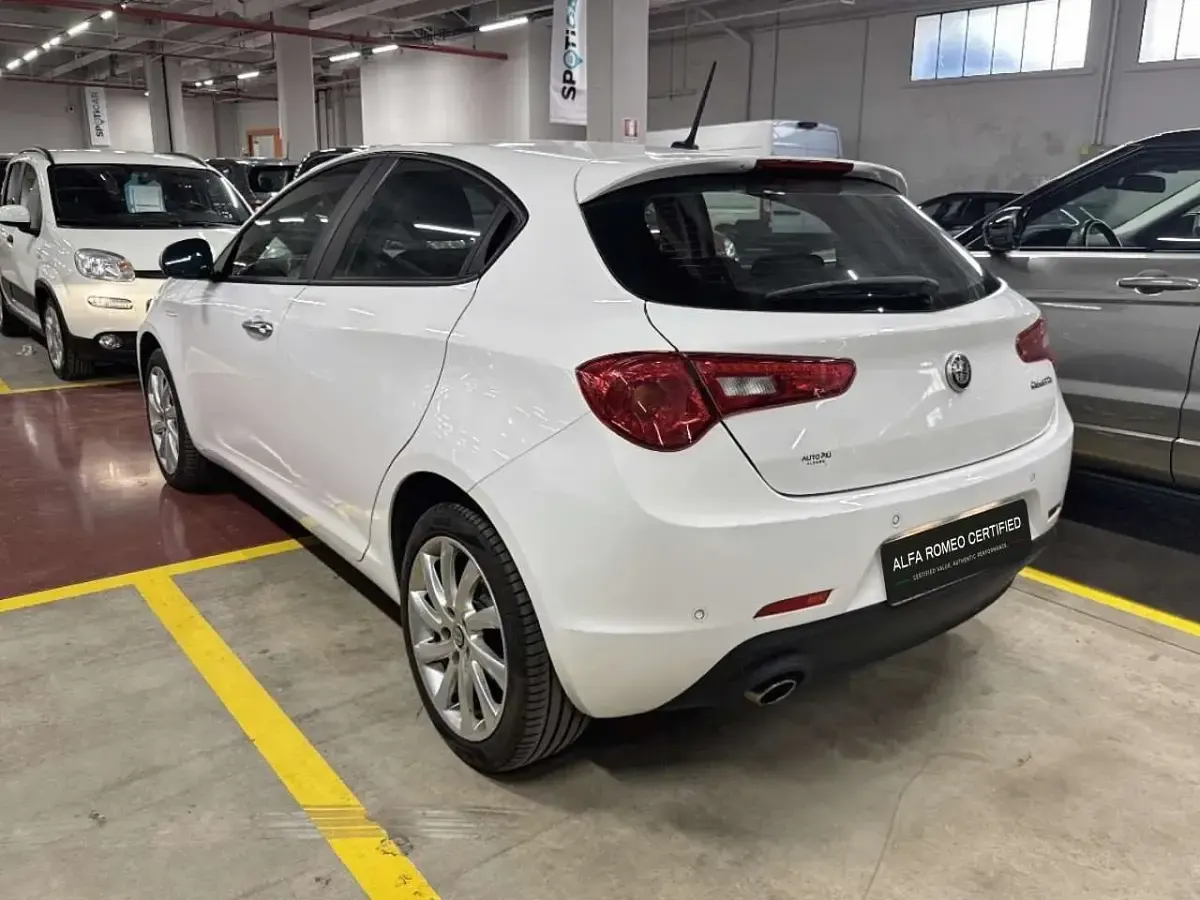 Usata Alfa Romeo Giulietta Super 120 CV (88 kW) 2019 Bianco Utilitaria