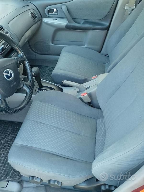 Begagnad Mazda 323F 98 HK (72 kW) 2002 Röd Sedan