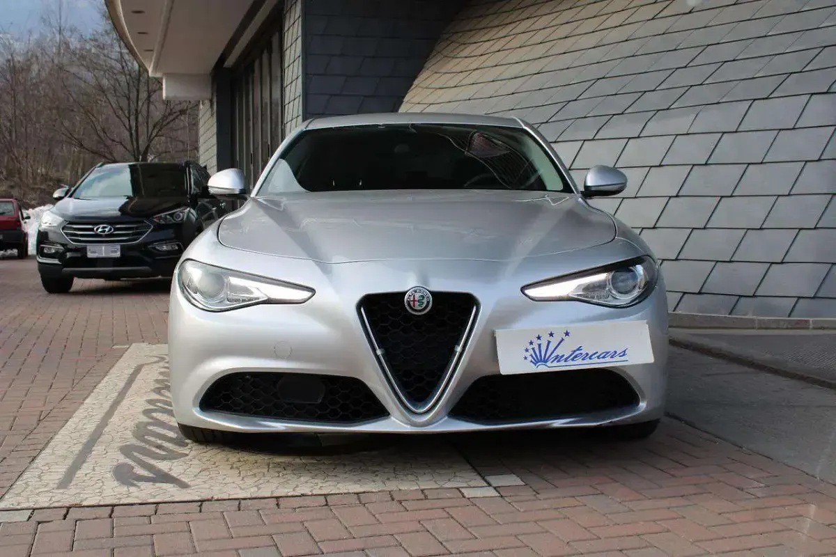 Usata Alfa Romeo Giulia Super 150 CV (110 kW) 2018 Argento Berlina