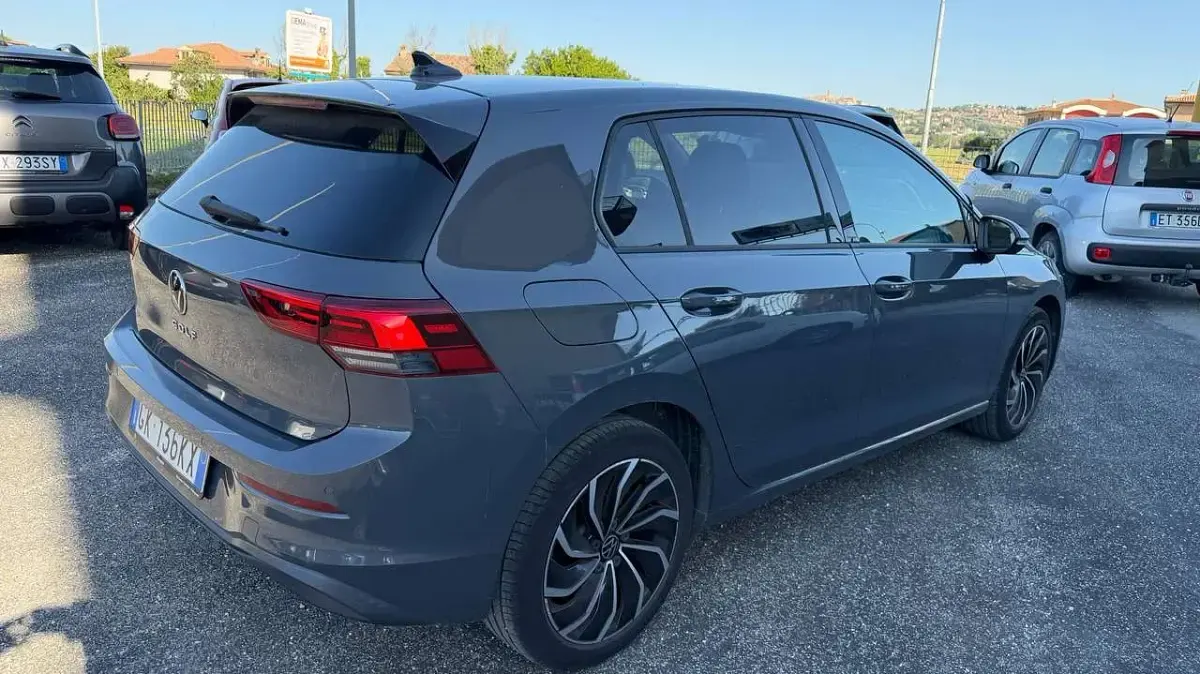 Usata VW Golf VIII Life 131 CV (96 kW) 2022 Dolphin grey met. Berlina