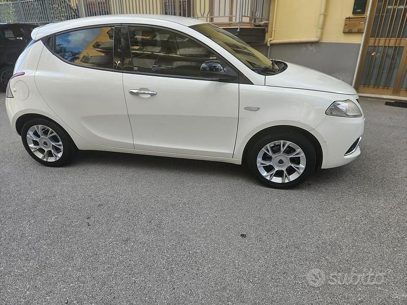 Usata Lancia Ypsilon 85 CV (62 kW) 2016 Bianco Utilitaria