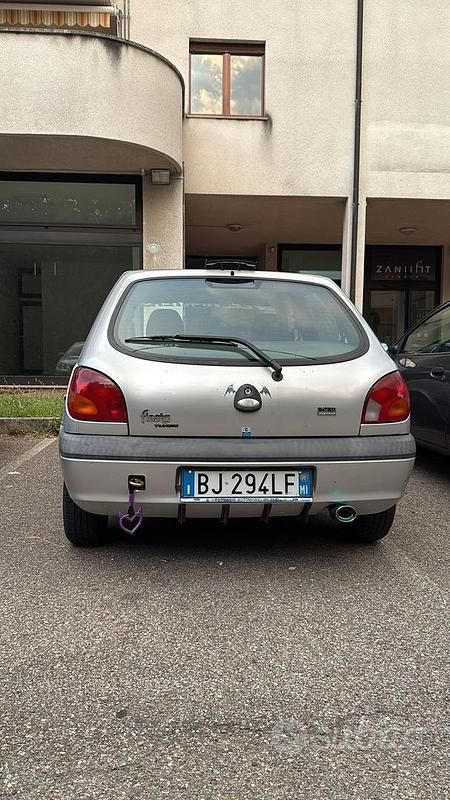 Usata Ford Fiesta 75 CV (55 kW) 2000 Grigio Berlina