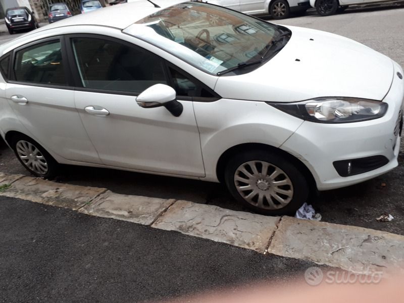 Usata Ford Fiesta Business Edition 82 CV (60 kW) 2014 Bianco Utilitaria