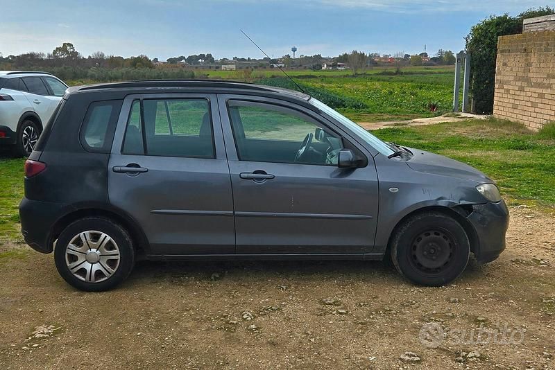 Usata Mazda 2 75 CV (55 kW) 2004 Grigio Utilitaria