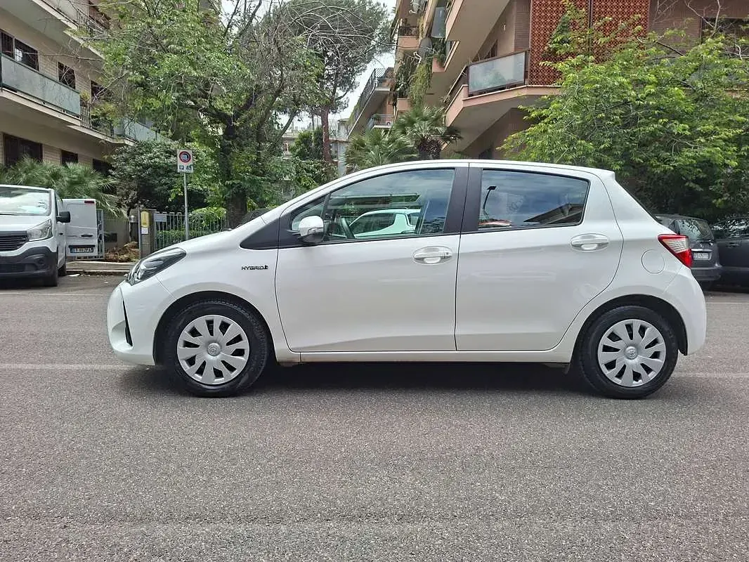Usata Toyota Yaris Hybrid Cool 73 CV (53 kW) 2018 Bianco Utilitaria