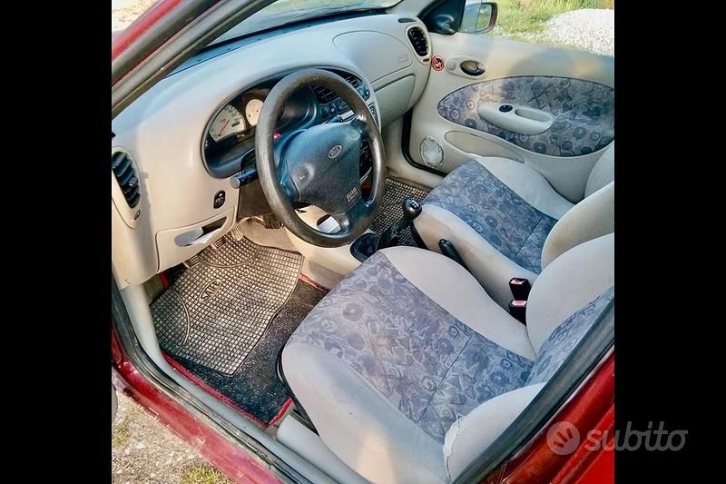 Usata Ford Fiesta 75 CV (55 kW) 1997 Rosso Utilitaria