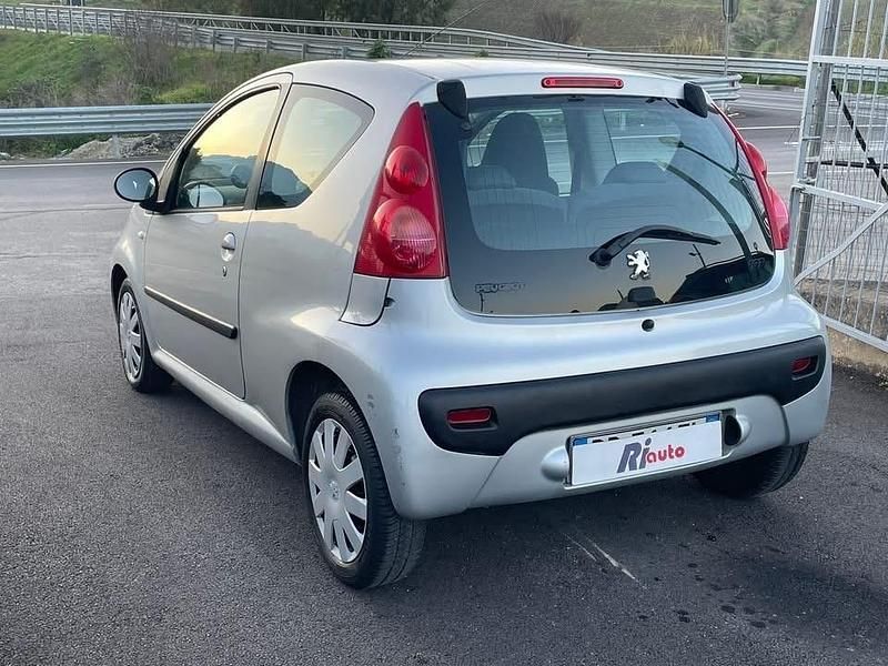 Usata Peugeot 107 68 CV (50 kW) 2006 Argento Utilitaria