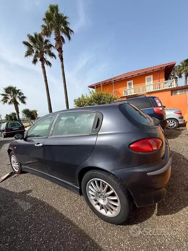 Usata Alfa Romeo 147 115 CV (84 kW) 2002 Nero Utilitaria