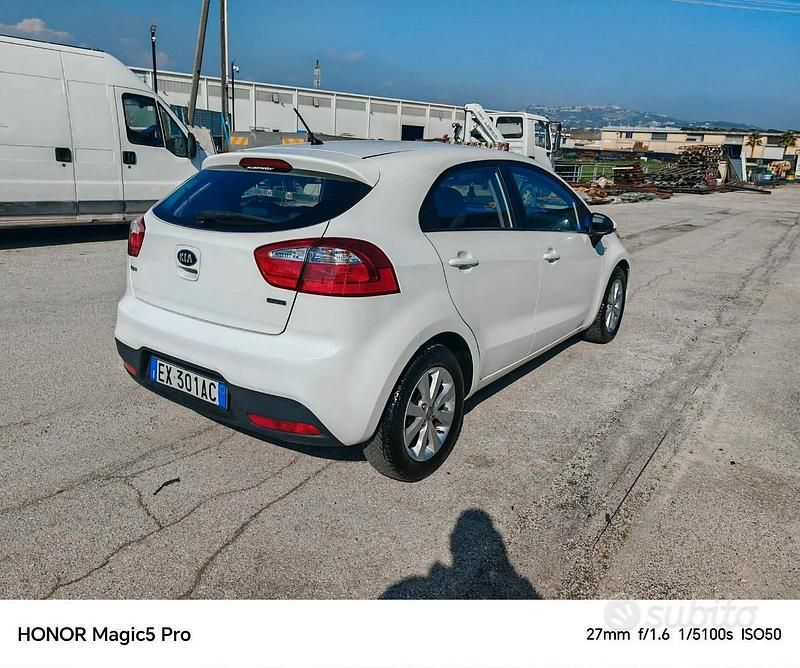 Usata Kia Rio 75 CV (55 kW) 2014 Bianco Berlina
